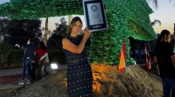 لبنانية تحقق رقماً قياسياً بأكبر شجرة أرز بلاستيكية وتدخل موسوعة غينيس